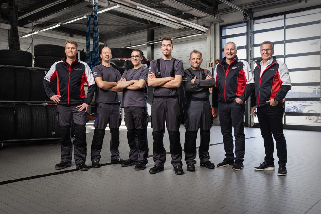 Das Team der vom Porschezentrum Ulm Neu-Ulm posiert geschlossen für ein gemeinsames Teamfoto in Ulm.