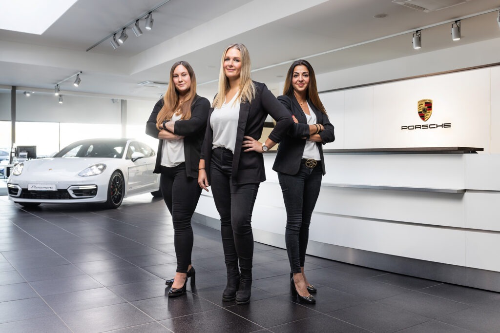 Das Team der vom Porschezentrum Ulm Neu-Ulm posiert geschlossen für ein gemeinsames Teamfoto in Ulm.