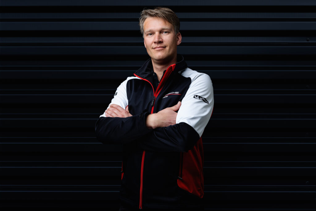 Ausdrucksstarkes Porträt eines Mitarbeiters vor einem dunklen Hintergrund in Ulm.