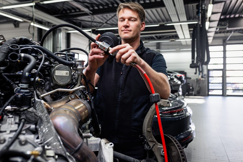 Ein Mitarbeiter bei der Arbeit in der Werkstatt im Porsche Zentrum Ulm Neu-Ulm