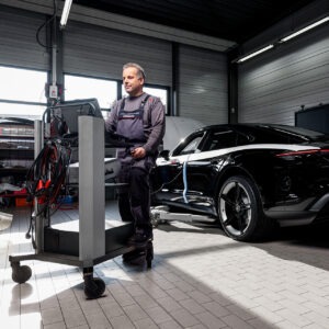 Ein Mitarbeiter bei der Arbeit in der Werkstatt im Porsche Zentrum Ulm Neu-Ulm