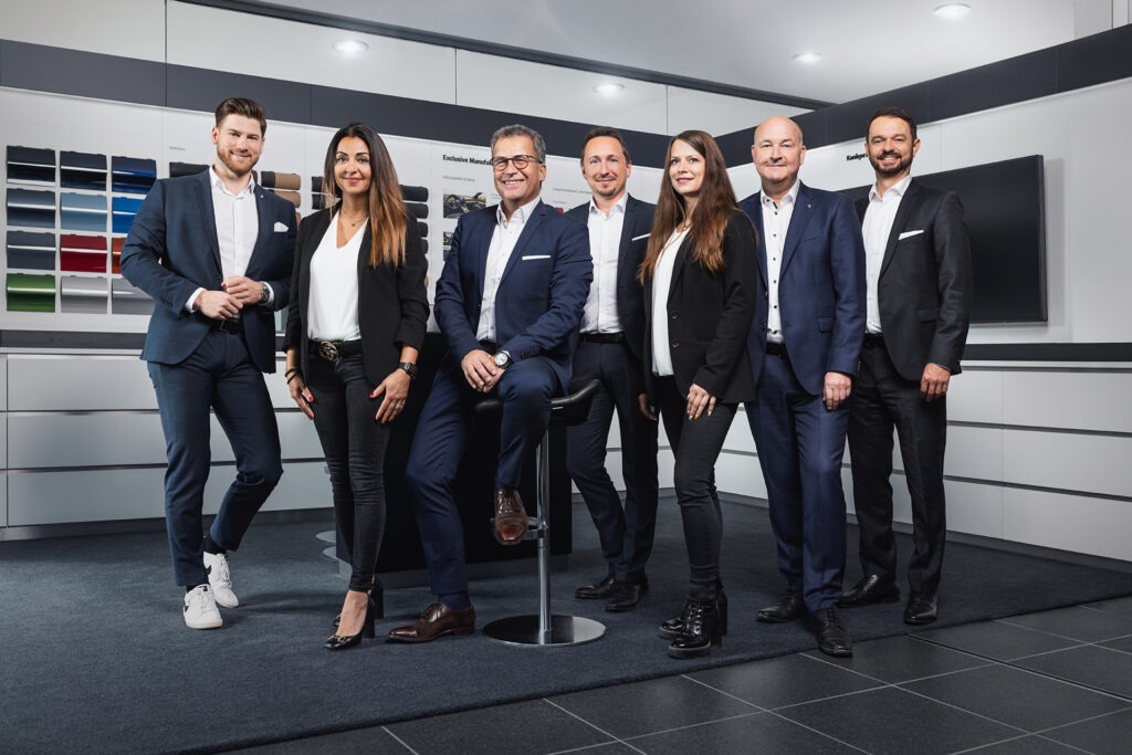 Das Team der vom Porschezntrum Ulm Neu-Ulm posiert geschlossen für ein gemeinsames Teamfoto in Ulm.
