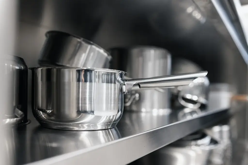 Saubere Edelstahltöpfe in einem modernen Ulmer Unternehmensraum der Gastronomie.