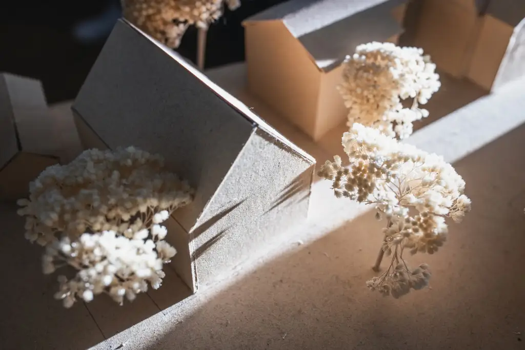 Detailaufnahme eines Architekturmodells mit kleinen Modellbäumen und Gebäudestrukturen für ein Projekt in Ulm.