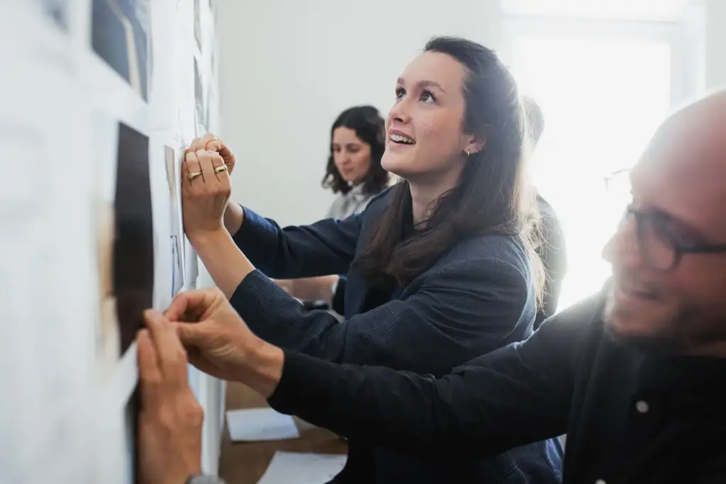 Eine Architektin pinnt Entwürfe und Skizzen an eine Wand im Büro von Kaiser Shen in Ulm.