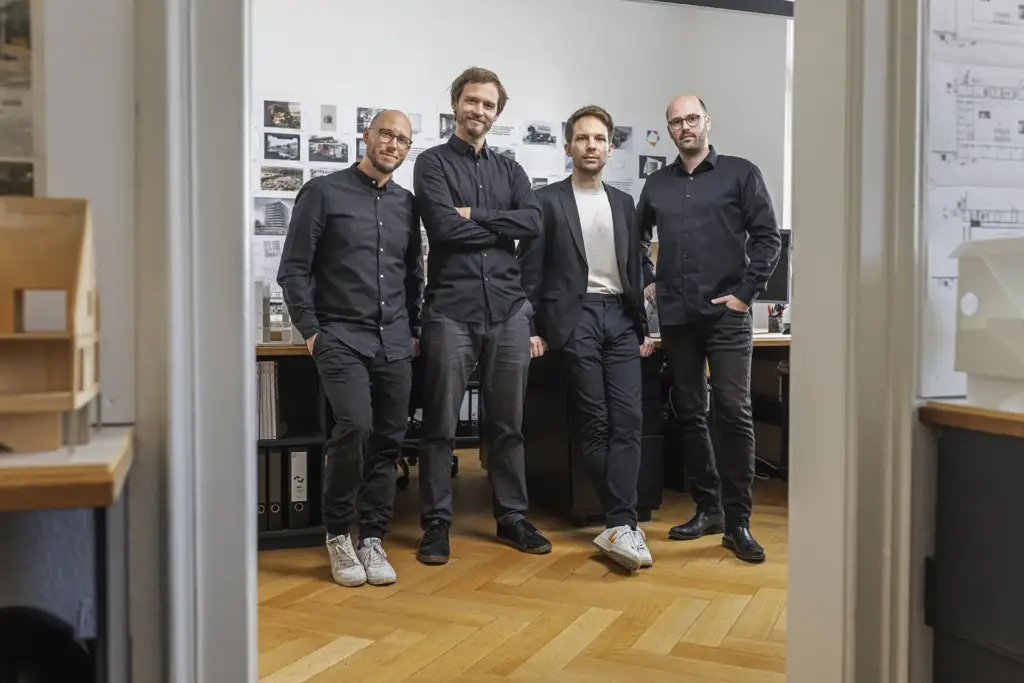 Das vierköpfige Team der Architekten von Kaiser Shen posiert geschlossen für ein gemeinsames Teamfoto in Stuttgart.