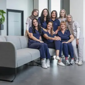 Eine lächelnde Geschäftsfrau im weißen Hemd bei einem Beratungsgespräch im Büro – authentische Businessfotografie aus Ulm.