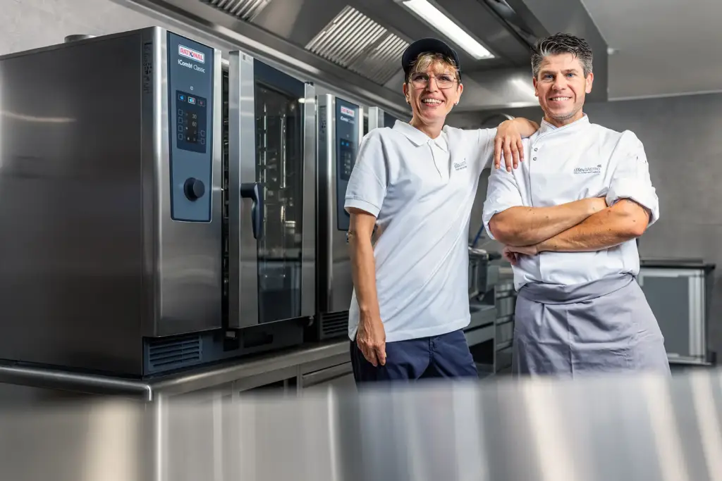 Mitarbeiter beim Entnehmen eines Backblechs im betrieblichen Alltag eines Ulmer Unternehmens.