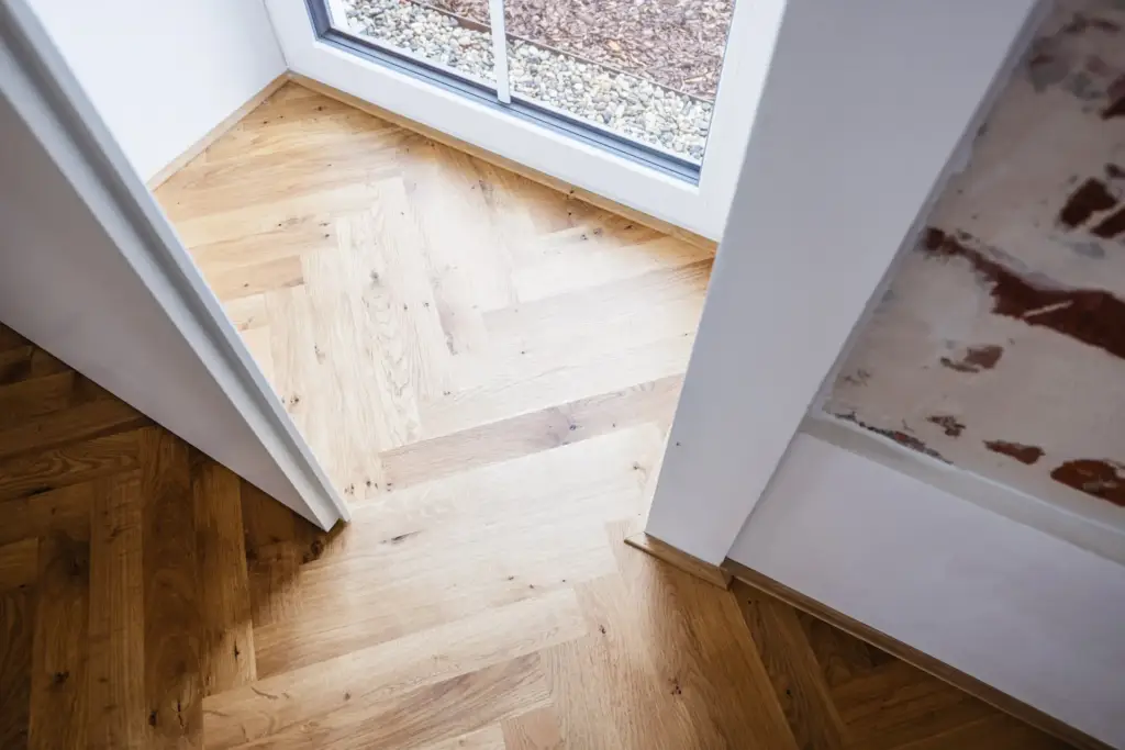 Professionelle Immobilienfotografie einer modernen Wohnung mit Fokus auf hochwertige Details und Lichtführung.