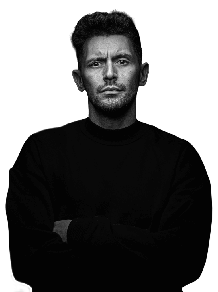 Schwarz-Weiß-Porträt des Fotografen Halil Ibrahim Köse mit verschränkten Armen vor neutralem Hintergrund in Ulm. ibo köse