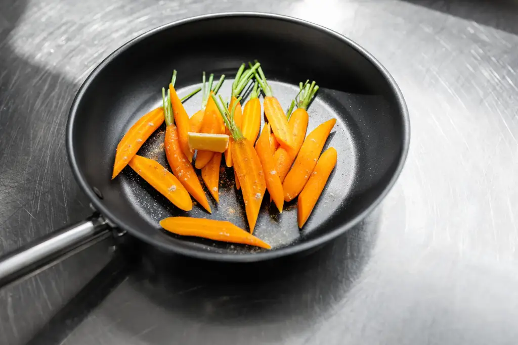 Karotten mit Butter in einer Pfanne als professionelles Produktfoto für ein Ulmer Unternehmen.