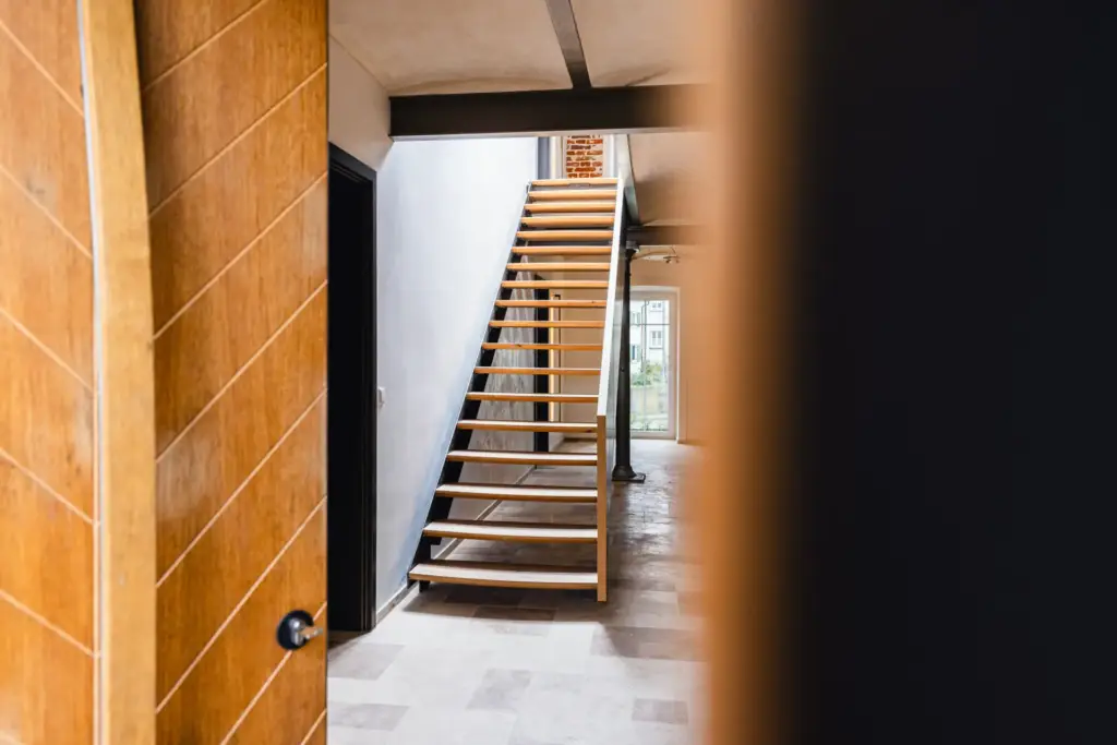 Darstellung eines durchdachten Raumkonzepts in einer sanierten Altbau- oder Neubau-Immobilie.