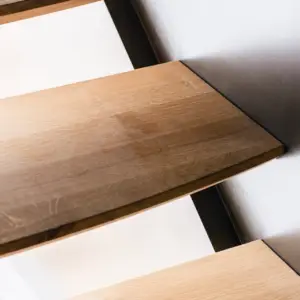 Nahaufnahme einer hochwertigen Treppenstufe aus massivem Eichenholz in einem modernen Wohnhaus in Ulm.