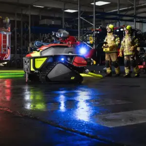 Der taktische Einsatzroboter Magirus Wolf R1 mit zwei Feuerwehrleuten in einer Industriehalle – professionelle Dokumentation durch einen Industriefotografen aus Ulm.