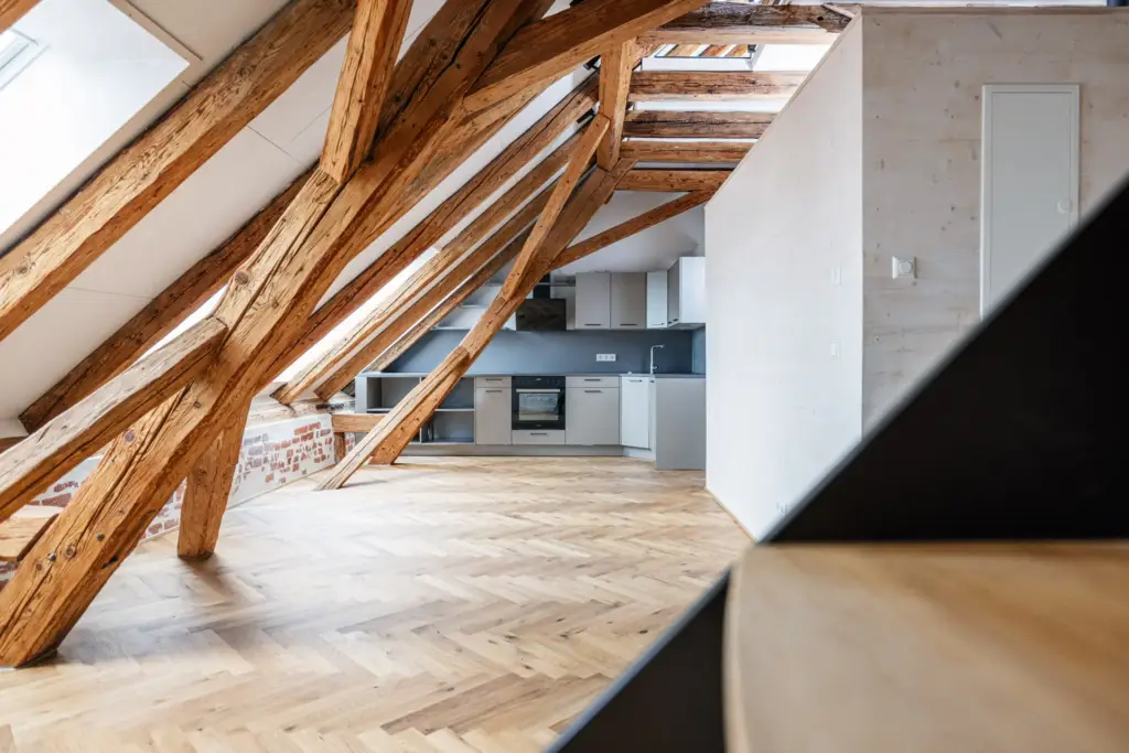 Harmonische Raumgestaltung und architektonische Details in einer Luxus-Immobilie.